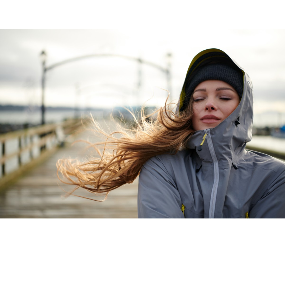 Regenjacken für den Hundespaziergang: 9 stilvolle Modelle ohne Bergsteiger-Look