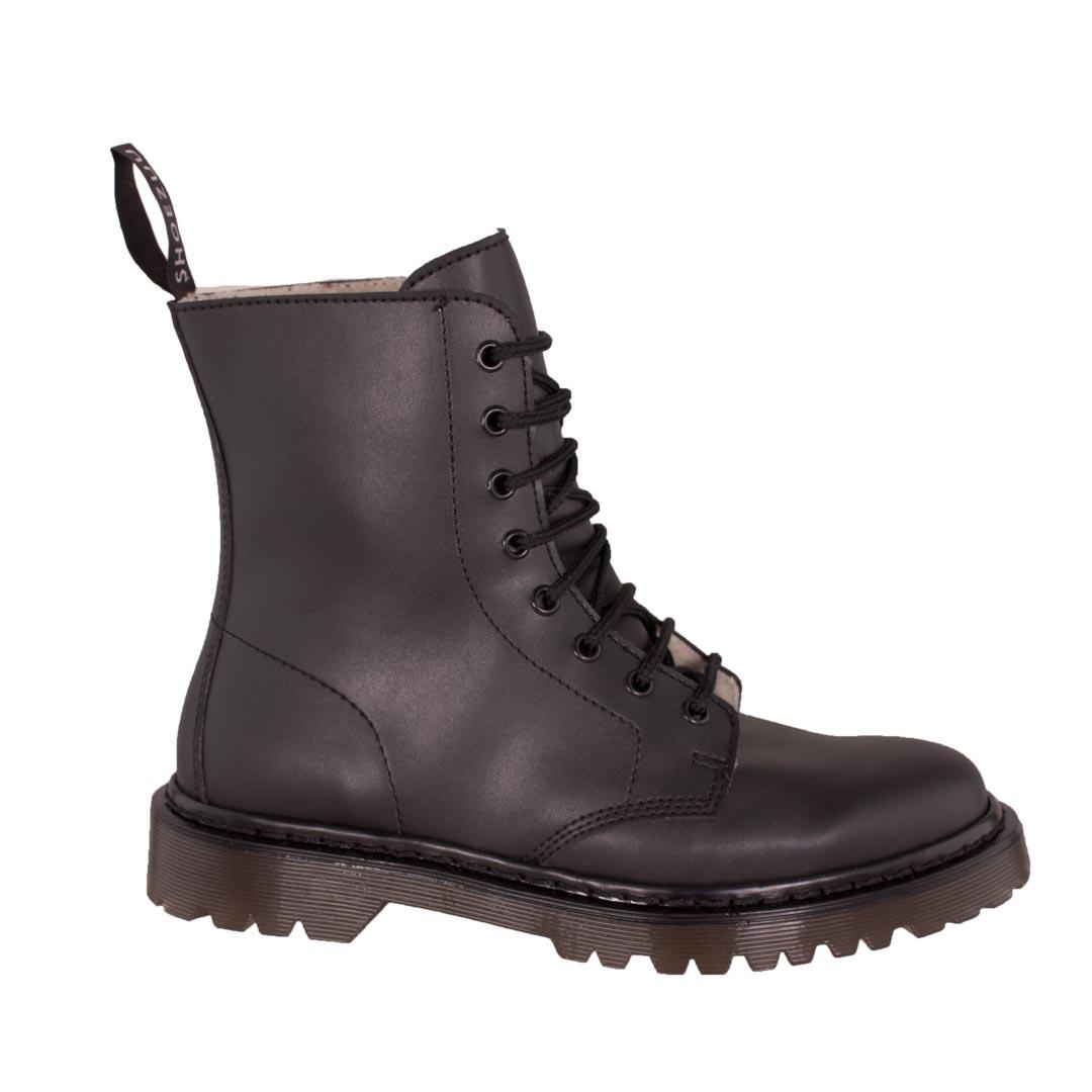 Schwarzer veganer Schnürboot Damen von Shoezuu im klassischen UK-Boot-Look