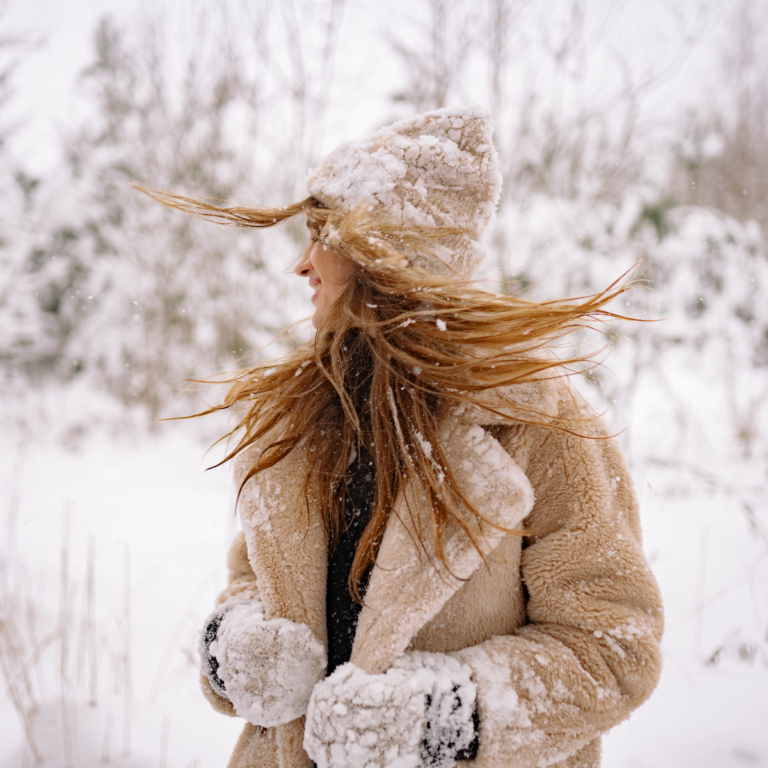 Frau in beiger Teddy-Jacke und Mütze im Schnee, Winter Outfit Beige