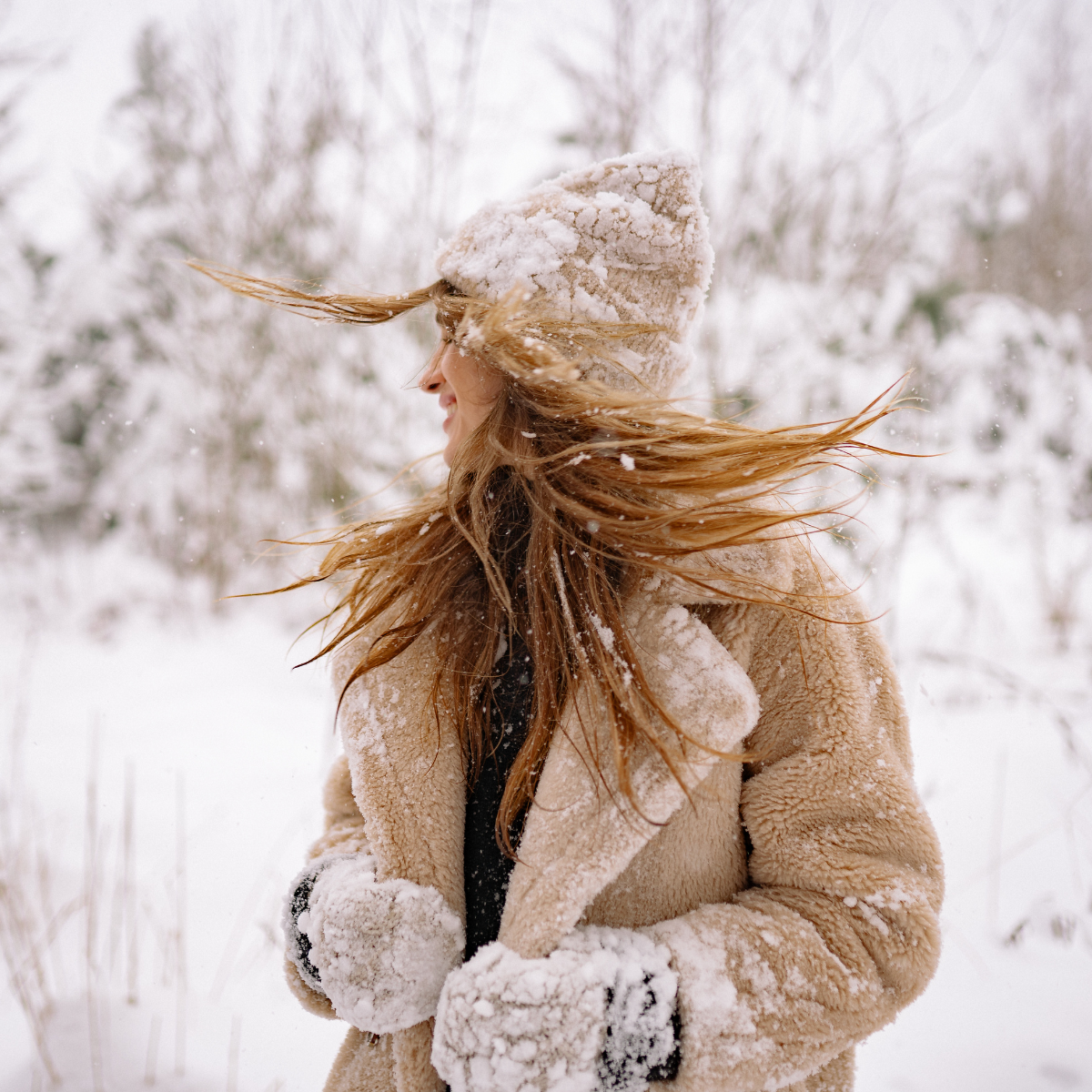 Frau in beiger Teddy-Jacke und Mütze im Schnee, Winter Outfit Beige