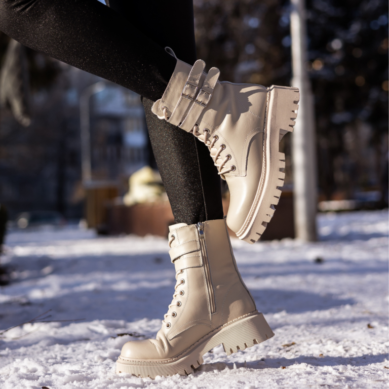 Helle wasserdichte Winterstiefel Damen im Schnee beim Hundespaziergang